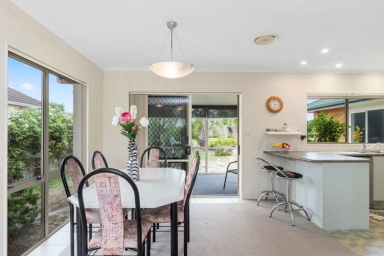 Photo of property in 32 Mcleod Place, Papamoa Beach, Papamoa, 3118