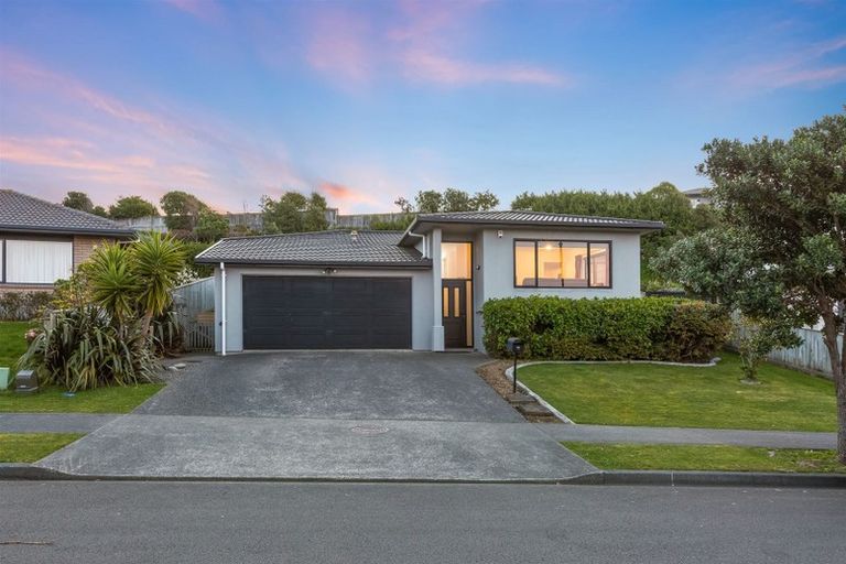 Photo of property in 16 Tongariro Drive, Aotea, Porirua, 5024