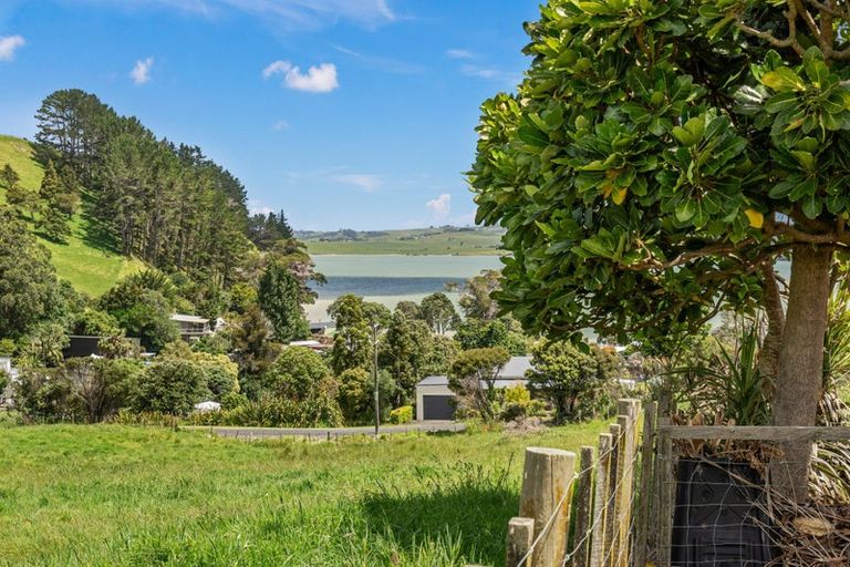 Photo of property in 26 Oxford Street, Whakapirau, 0583