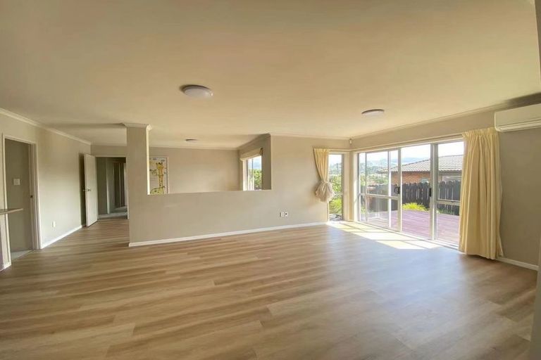 Photo of property in 14 Springtide Place, Red Beach, 0932