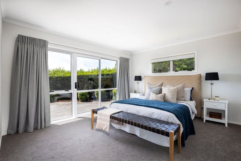 Photo of property in 3 Oakmont Crescent, Waiwhakaiho, New Plymouth, 4312