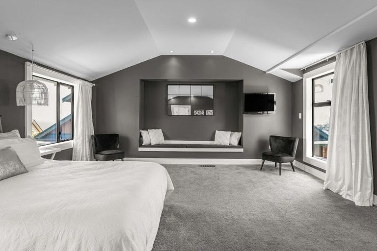 Photo of property in 33 Waitohu Road, York Bay, Lower Hutt, 5013