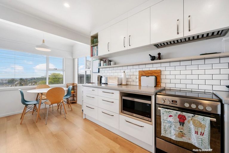 Photo of property in 12 Middlesex Place, Northland, Wellington, 6012