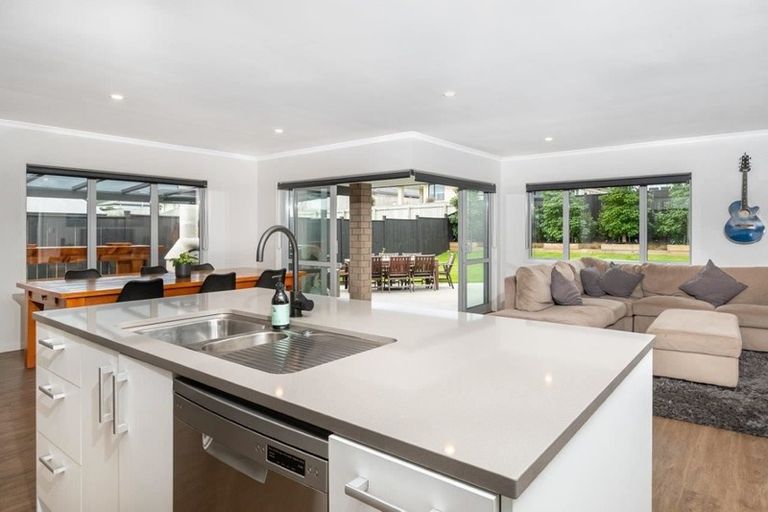Photo of property in 17 Eric Farley Drive, Kumeu, 0810