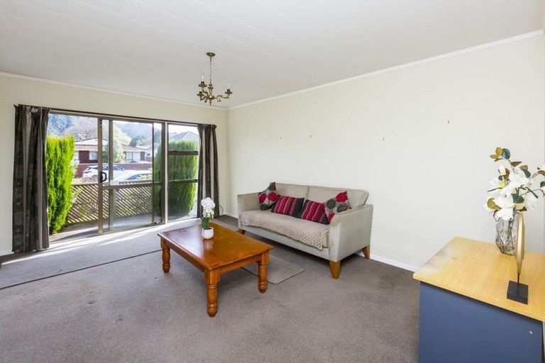 Photo of property in 2/48 Kowhai Avenue, Ebdentown, Upper Hutt, 5018