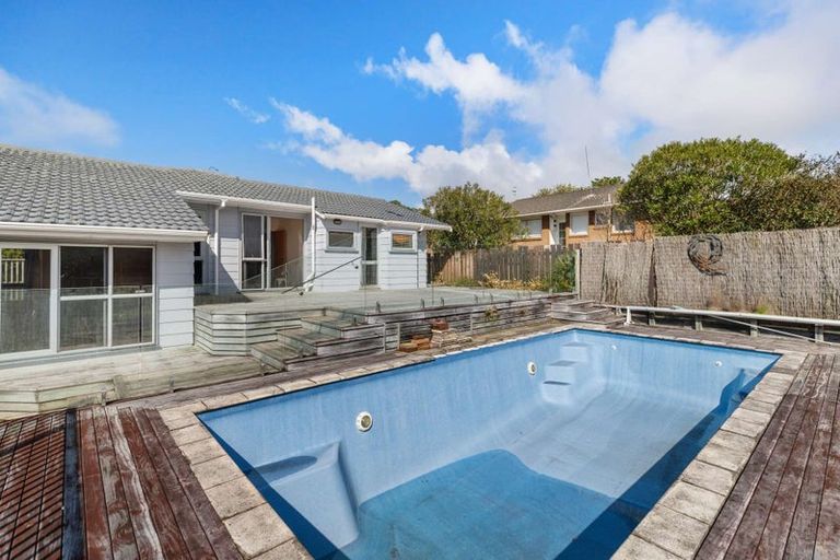 Photo of property in 9 Cockayne Crescent, Sunnynook, Auckland, 0620