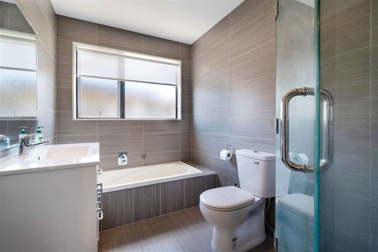 Photo of property in 23 Midhurst Avenue, Henderson, Auckland, 0612