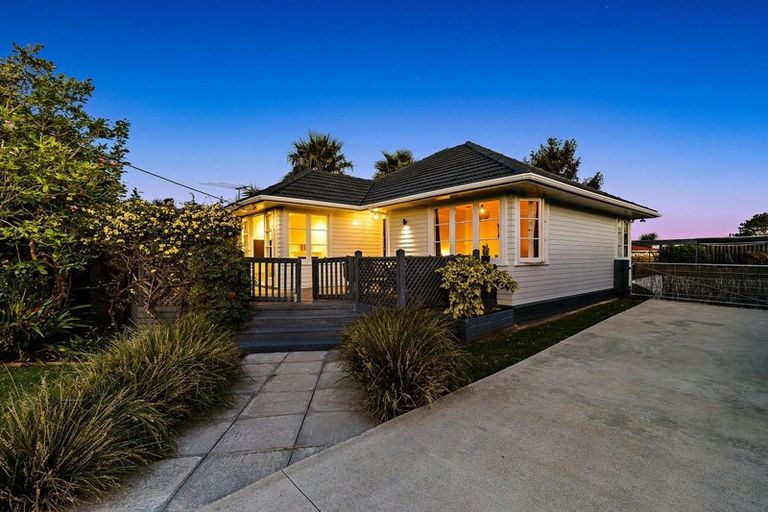 Photo of property in 9 Devon Street, Te Atatu South, Auckland, 0610