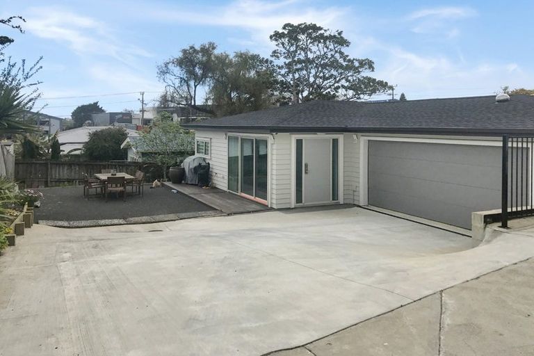 Photo of property in 9a Bruce Road, Glenfield, Auckland, 0629