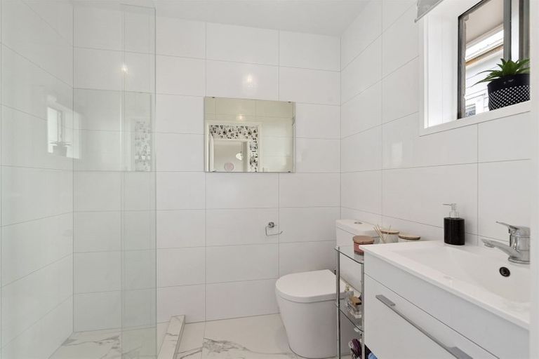 Photo of property in 3/28 William Bond Street, Stanley Point, Auckland, 0624