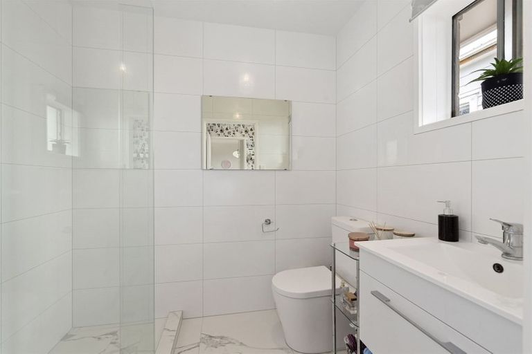 Photo of property in 3/28 William Bond Street, Stanley Point, Auckland, 0624