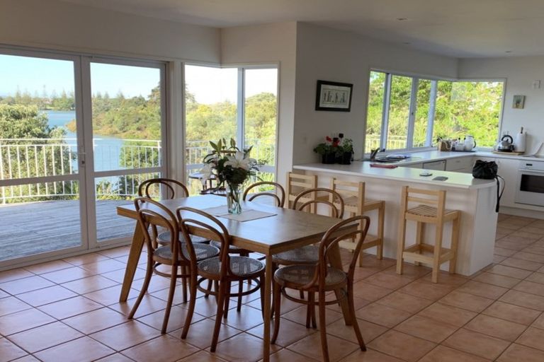 Photo of property in 17 Maori Hut Road, Red Beach, 0932