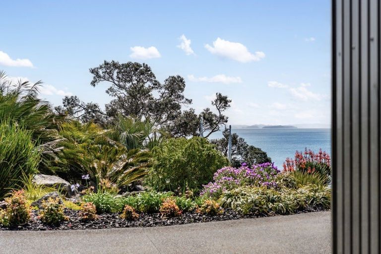 Photo of property in 33 Chelverton Terrace, Red Beach, 0932