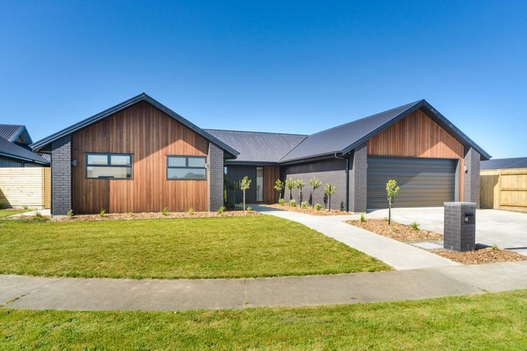 Photo of property in 48 Vaucluse Heights, Fitzherbert, Palmerston North, 4410