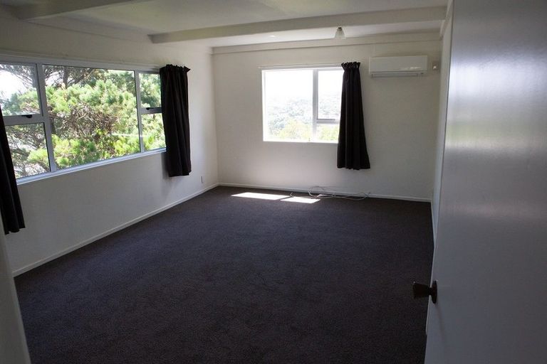 Photo of property in 15b Chetwode Grove, Newlands, Wellington, 6037