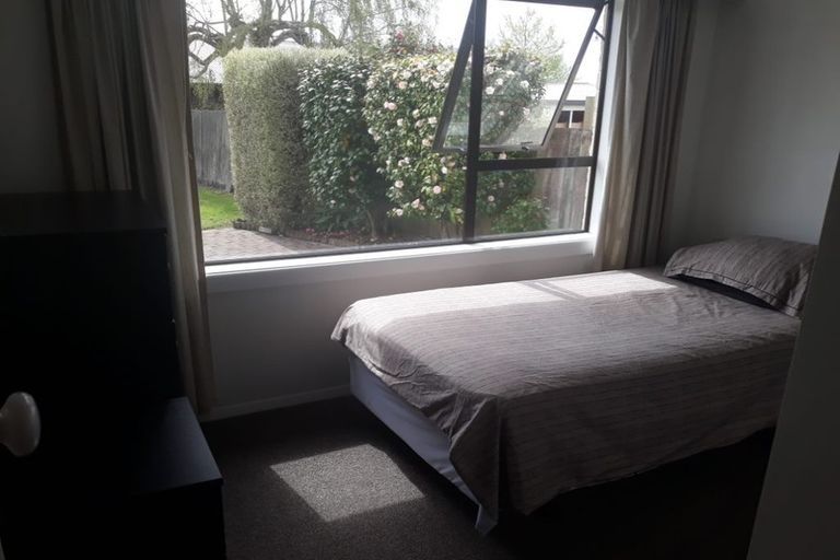 Photo of property in 33 Farquhars Road, Redwood, Christchurch, 8051