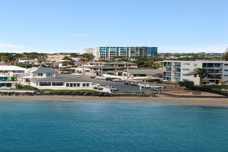 Photo of property in 1/60 Milford Road, Milford, Auckland, 0620