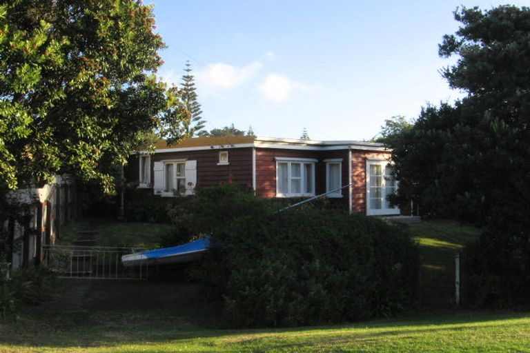 Photo of property in 8 Hemara Street, Waikanae Beach, Waikanae, 5036