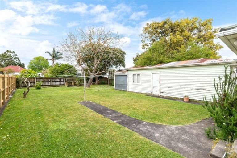 Photo of property in 15 Waione Avenue, Te Atatu Peninsula, Auckland, 0610