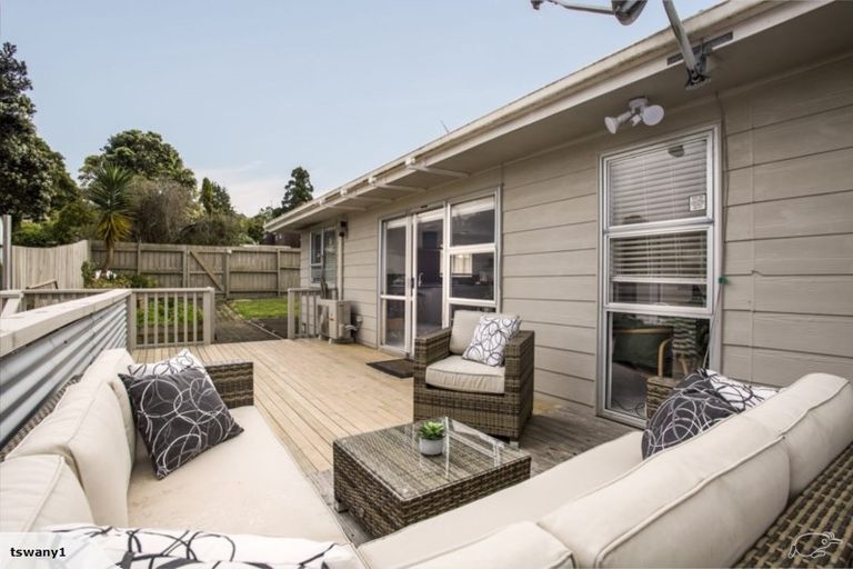 Photo of property in 1/20 Lambrown Drive, Totara Vale, Auckland, 0629
