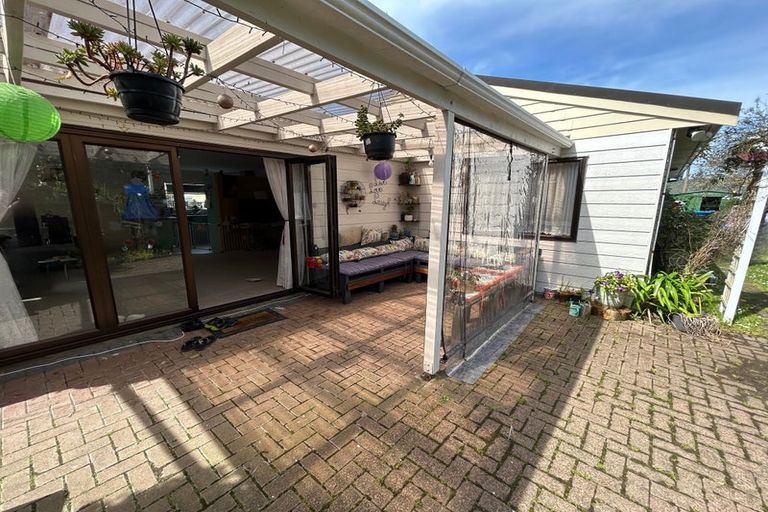 Photo of property in 1/98 Manhattan Heights, Glendene, Auckland, 0602