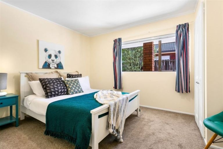 Photo of property in 2/16 Matisse Drive, West Harbour, Auckland, 0618