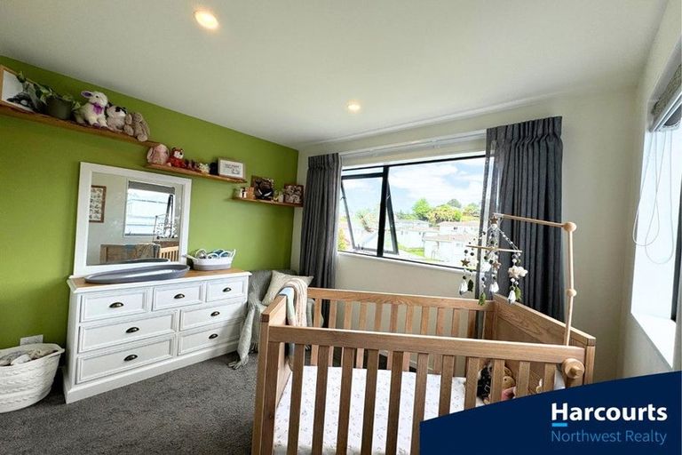 Photo of property in 10 Mahinga Place, Massey, Auckland, 0614