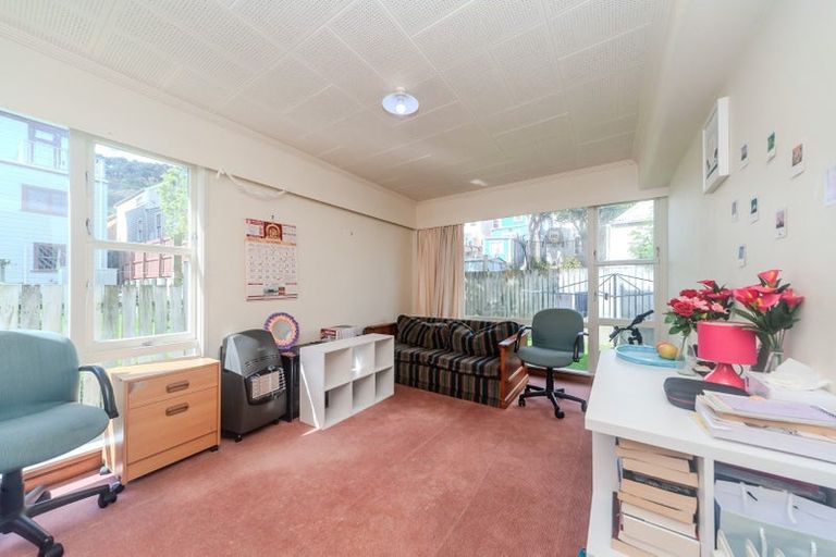 Photo of property in Westgate Flats, 4/36 Queen Street, Mount Victoria, Wellington, 6011