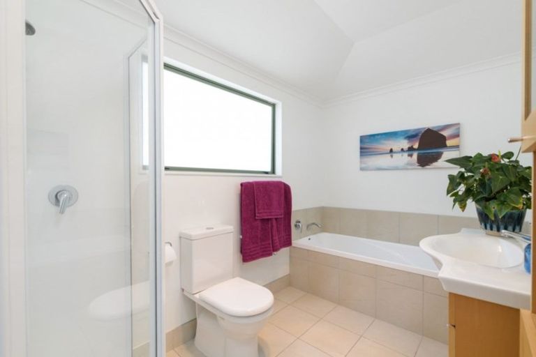 Photo of property in 4b Sunbrae Grove, Mount Maunganui, 3116