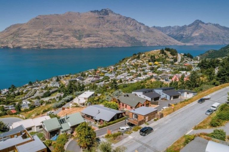 Photo of property in 136 Wynyard Crescent, Fernhill, Queenstown, 9300