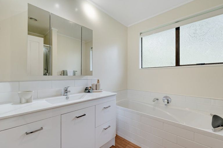 Photo of property in 18 Waikareao Way, Brookfield, Tauranga, 3110