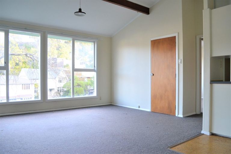 Photo of property in 32 Ngaio Road, Kelburn, Wellington, 6012