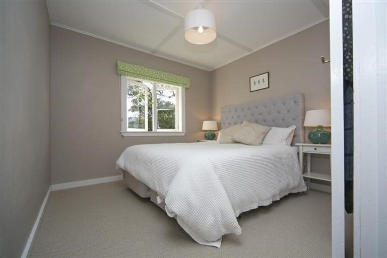 Photo of property in 2/4 Cleve Road, Green Bay, Auckland, 0604