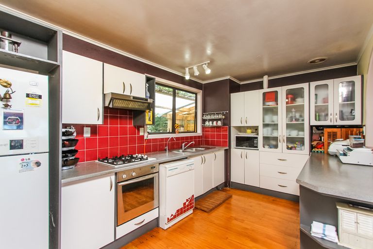 Photo of property in 92 Lincoln Park Avenue, Massey, Auckland, 0614