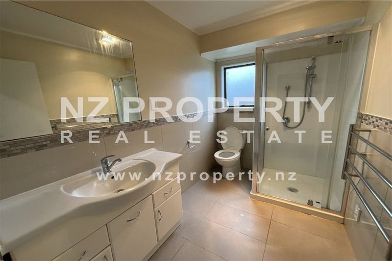 Photo of property in 13 Kearney Place, Massey, Auckland, 0614