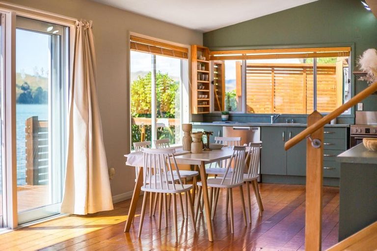 Photo of property in 14a Trevor Terrace, Paremata, Porirua, 5024