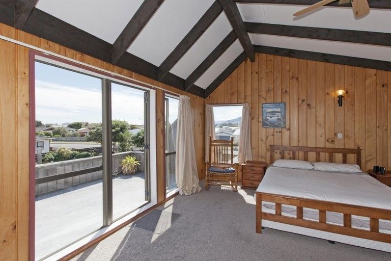 Photo of property in 26 Reeves Street, Waikanae Beach, Waikanae, 5036