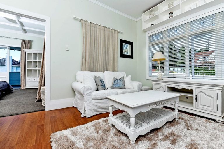 Photo of property in 1/2 Merwood Lane, Devonport, Auckland, 0624