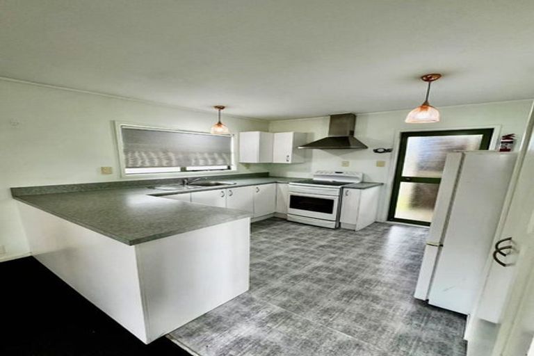 Photo of property in 21 Thomas Avenue, Te Atatu Peninsula, Auckland, 0610