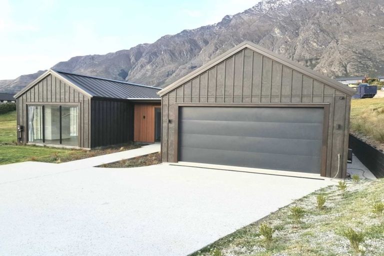 Photo of property in 16 Kinross Lane, Jacks Point, Queenstown, 9371