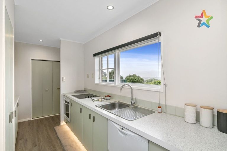 Photo of property in 1/22 Dowse Drive, Maungaraki, Lower Hutt, 5010