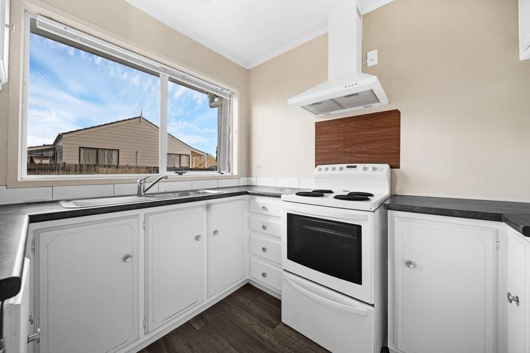 Photo of property in 2/11 Sharivari Place, Conifer Grove, Takanini, 2112