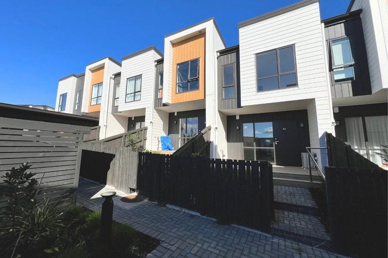 Photo of property in 42 Don Oliver Lane, Glen Eden, 0602