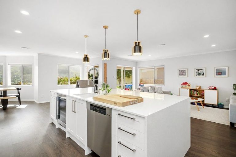 Photo of property in 125 Woodman Drive, Tawa, Wellington, 5028