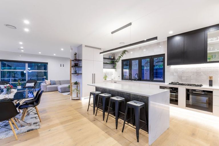 Photo of property in 302 Paremata Road, Whitby, Porirua, 5381