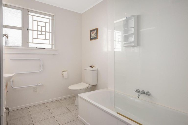 Photo of property in 54 Seaview Road, Paremata, Porirua, 5024