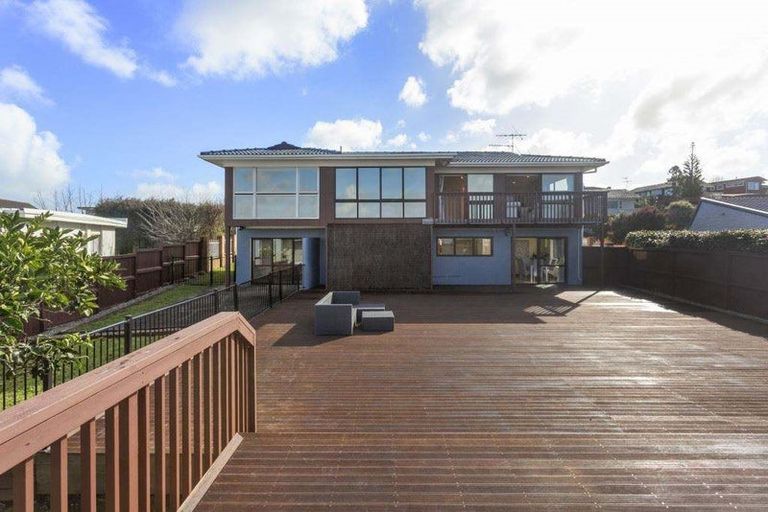 Photo of property in 35 Chatswood Grove, Chatswood, Auckland, 0626