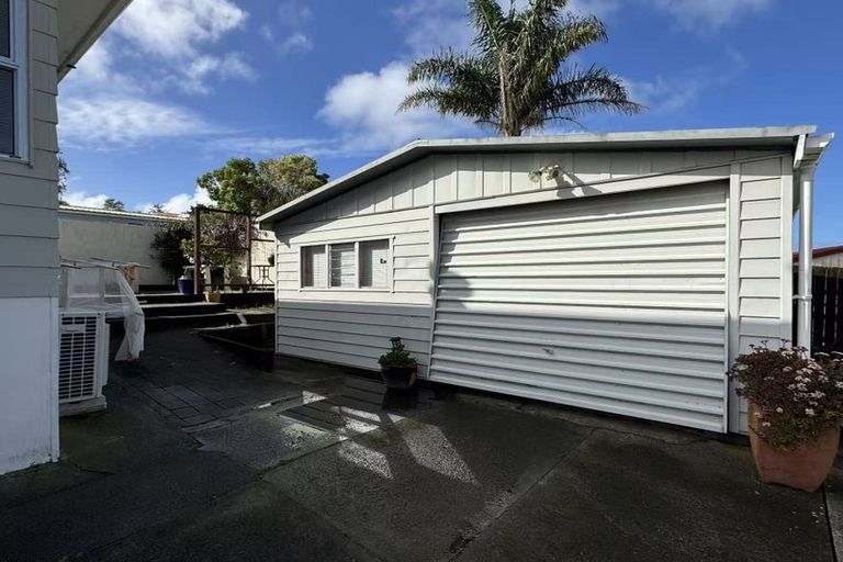 Photo of property in 4 Cushla Place, Massey, Auckland, 0614