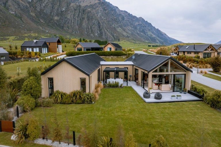 Photo of property in 10 Double Cone Road, Jacks Point, Queenstown, 9371
