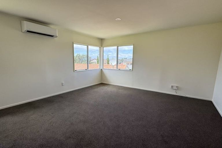 Photo of property in 18 Athena Drive, Totara Vale, Auckland, 0629